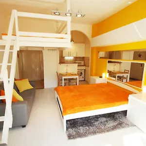 https://sunny-studio-with-balcony-in-party-district.inbudapesthotels.com